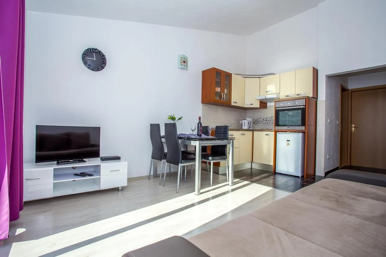 Apartments Marija Okrug Gornji 3*,